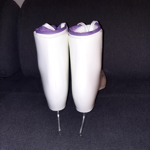 Woman Skates - Picture 4 of 5